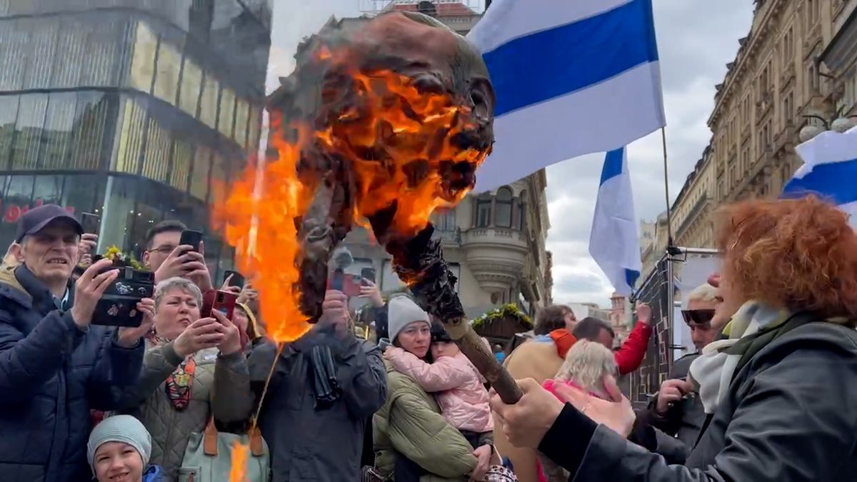 Při protestu v Praze hořela busta Putina